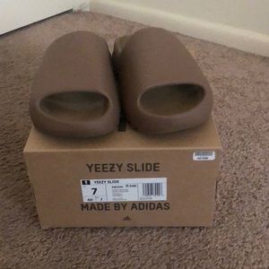 Yeezy slide size 7 in the color core.